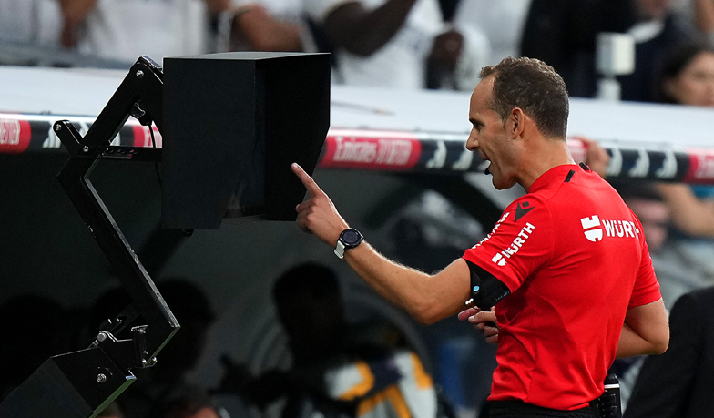 Foto: VAR będzie sprawdzał drugie żółte kartki, faule i rzuty rożne?