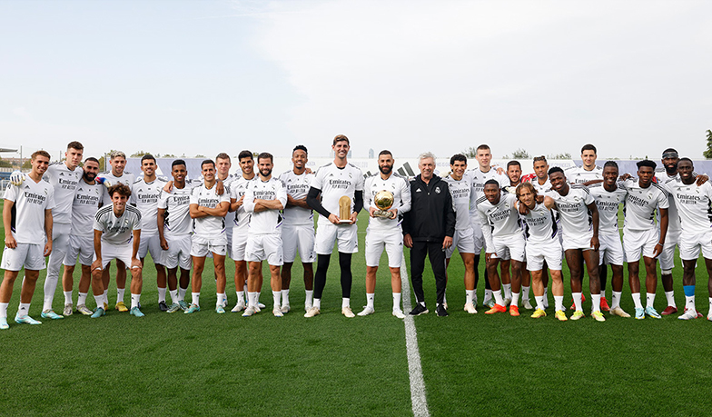 Foto: Benzema i Courtois podzielili się z drużyną nagrodami od France Football