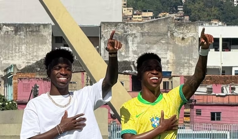 Foto: Vinícius odsłonił swój pomnik w Brazylii