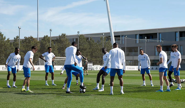 Mendy przez część treningu pracował z grupą