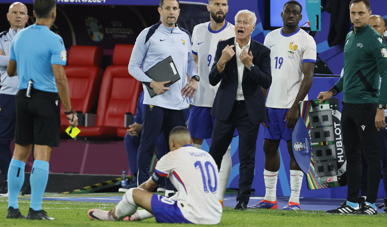 Foto: Deschamps: Nie teraz, ale Mbappé będzie musiał przejść operację