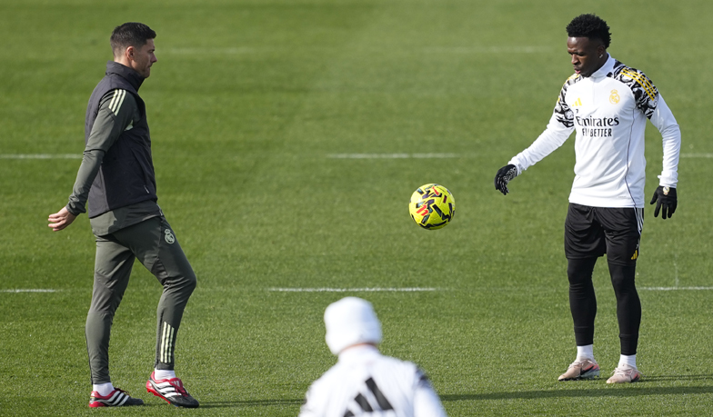 Foto: Dobra atmosfera między Viníciusem a Xabim Alonso na treningu [VIDEO]