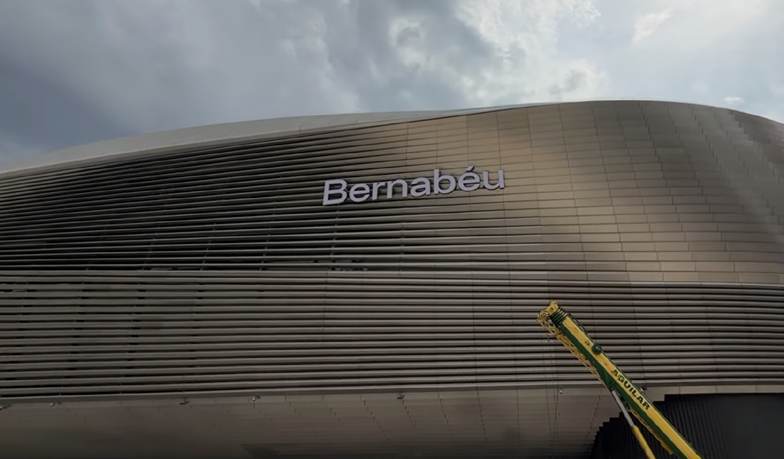 Real Madryt zamontował napis „Bernabéu” na fasadzie, ale bez herbu [VIDEO]