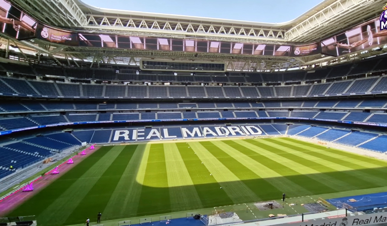 Foto: Królewscy wysunęli trawę na Bernabéu na powierzchnię [VIDEO]