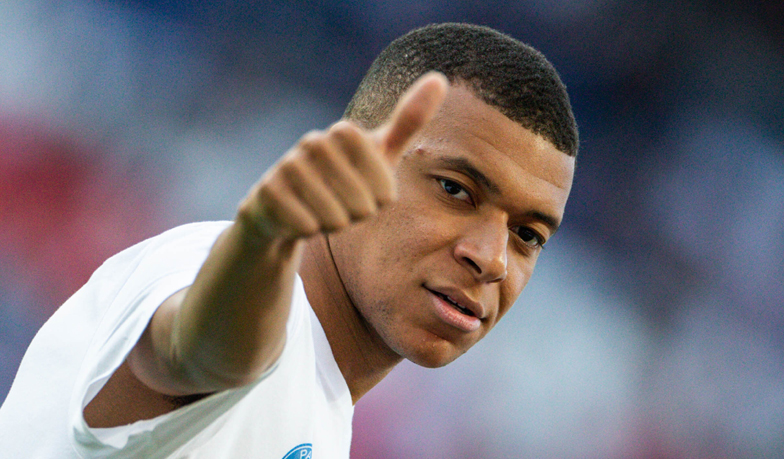 Foto: L'Équipe: Albo Mbappé przedłuży umowę, albo zostanie sprzedany teraz