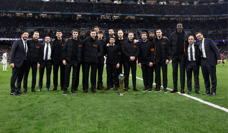 Foto: Koszykarze zaprezentowali Puchar Króla na Bernabéu