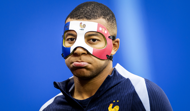 Foto: Mbappé trenuje w masce