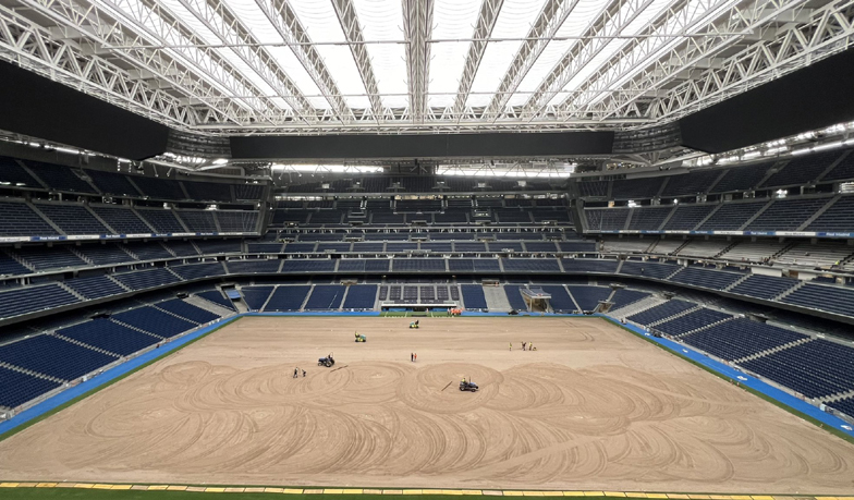 Foto: Bernabéu bez murawy i z dużą ilością pyłu [VIDEO]
