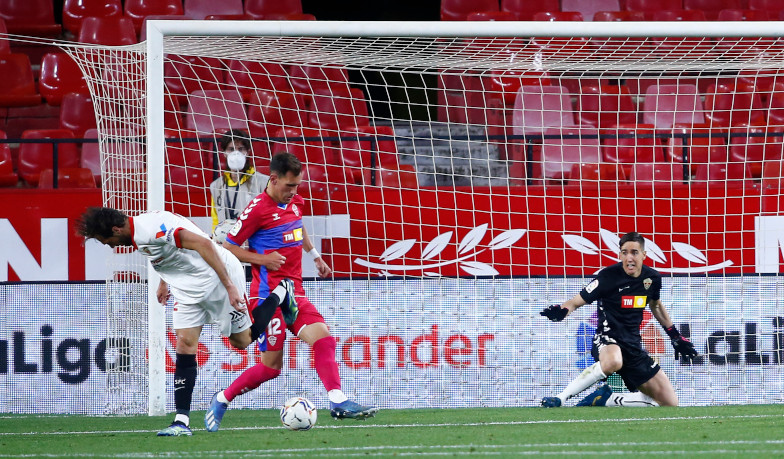 Foto: Sevilla pokonuje Elche i doskakuje do Królewskich