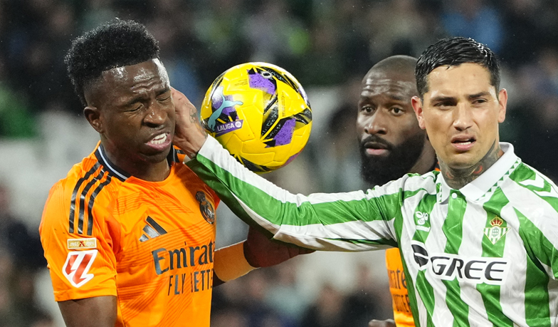 Foto: DAZN: Ávila ciągnął Viníciusa za ucho, by go sprowokować i wyrzucić z boiska
