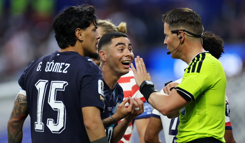 Interwencja VAR-u na mundialu cofnęła żółtą kartkę i pokazała ją graczowi drugiej drużyny [VIDEO]