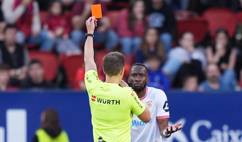 Foto: „Pytam ludzi futbolu: czy sędzia wyrzuciłby Raphinhę lub Viníciusa za taką akcję?”