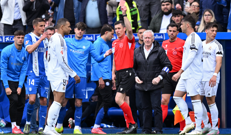 Foto: Mbappé wyleciał z boiska za bandycki faul na Antonio Blanco