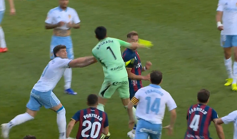 Bramkarz Saragossy zobaczył czerwoną kartkę, uderzył Pulido pięścią w twarz i wywołał wielką awanturę [VIDEO]