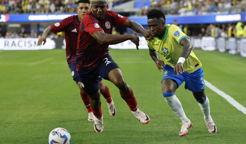 Foto: Vinícius: Takie boisko przeszkadza, jakość muraw na EURO jest inna
