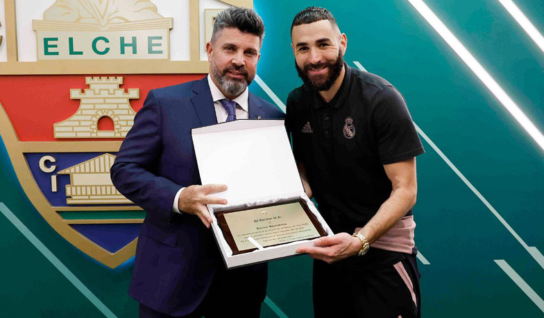 Foto: Elche uhonorowało Benzemę za Złotą Piłkę