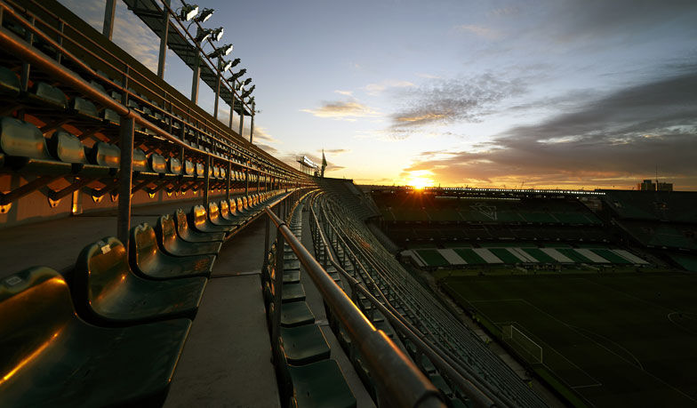 Foto: Mniej niż 200 osób na stadionach w trakcie meczów