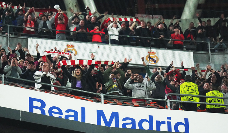 Foto: „You´ll never walk alone” wybrzmiało na Santiago Bernabéu