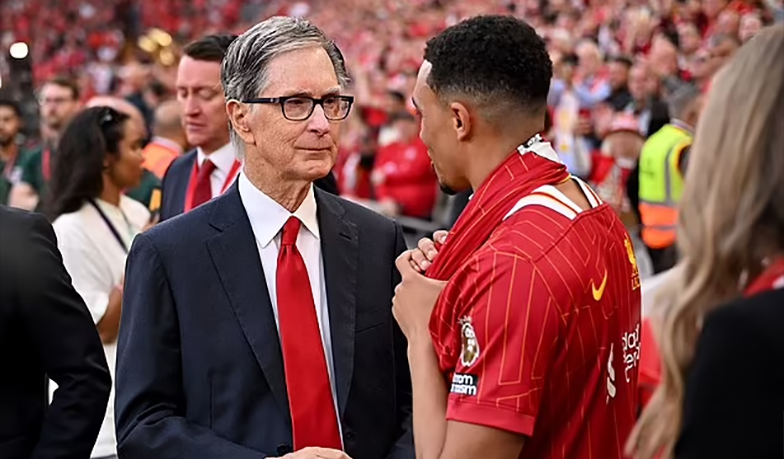 Foto: Specjalista od czytania z ruchu warg ujawnił, o czym rozmawiali właściciel Liverpoolu i Trent Alexander-Arnold