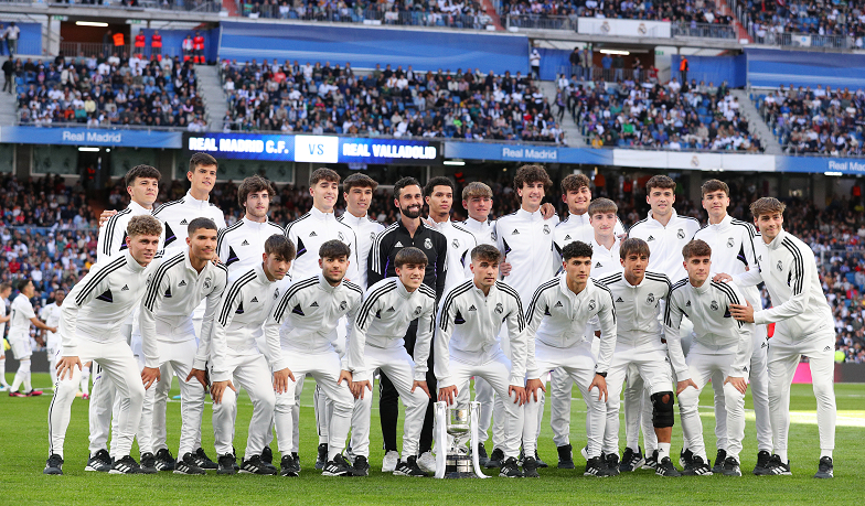 Foto: Juvenil A zaprezentował Puchar Króla na Bernabéu