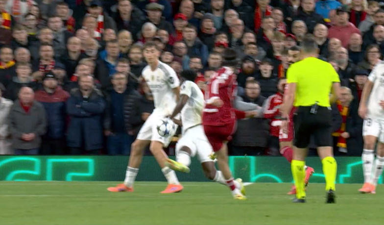 Foto: Oficjalnie: Ręka Tchouaméniego „blisko ciała w naturalnej pozycji”