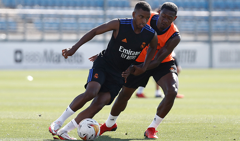 Foto: Alaba, Bale, Rodrygo i Davide Ancelotti uporali się z koronawirusem