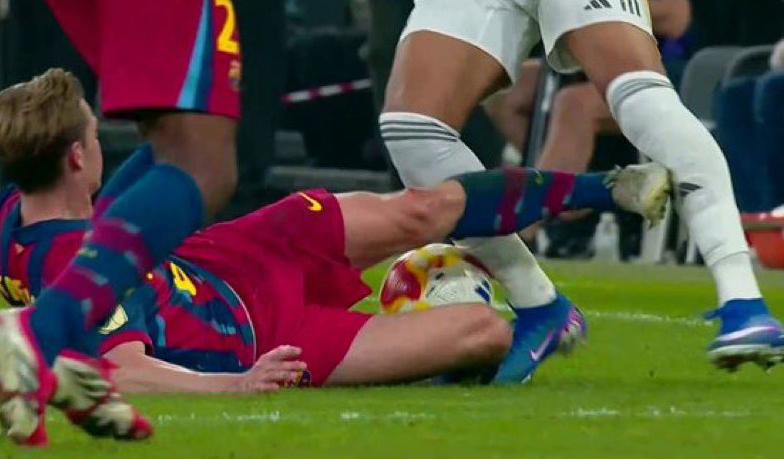 Foto: AS: De Jong przyznał sędziemu rację ws. czerwonej kartki