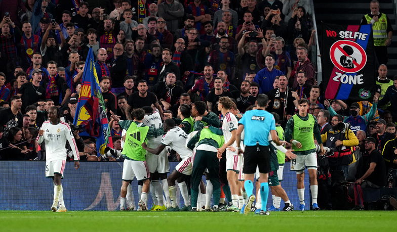 Oficjalnie: Barcelona zawiesza sektor z dopingiem za ataki na piłkarzy Realu Madryt