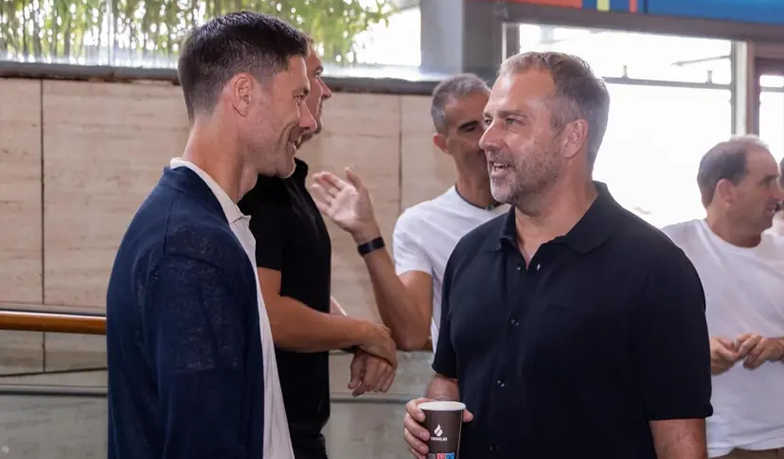 Foto: Xabi Alonso i Flick napili się kawy podczas spotkania trenerów