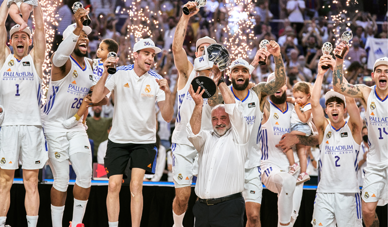 Foto: Pablo Laso wzniósł puchar