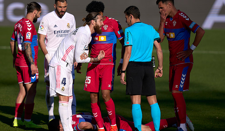 Foto: Ramos do sędziego: Przecież to cud, że nie złamał mi ręki, obejrzyj to!