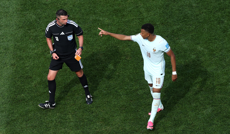 Mbappé przy zmianie oddał opaskę kapitana… sędziemu [VIDEO]