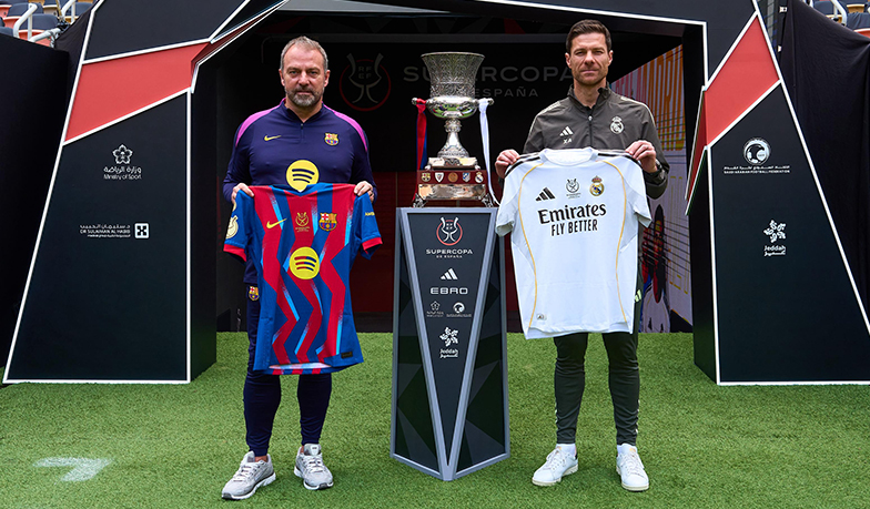 Foto: Xabi Alonso i Flick wykonali tradycyjne zdjęcie z Superpucharem