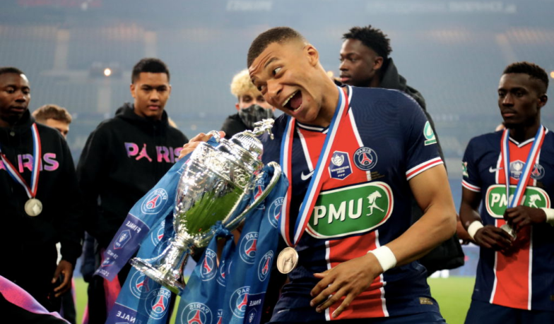 Foto: PSG szykuje dla Mbappé kąpiel w złocie