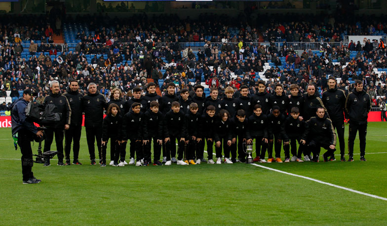 Foto: Zaprezentowano trofea za Superpuchar i La Liga Promises