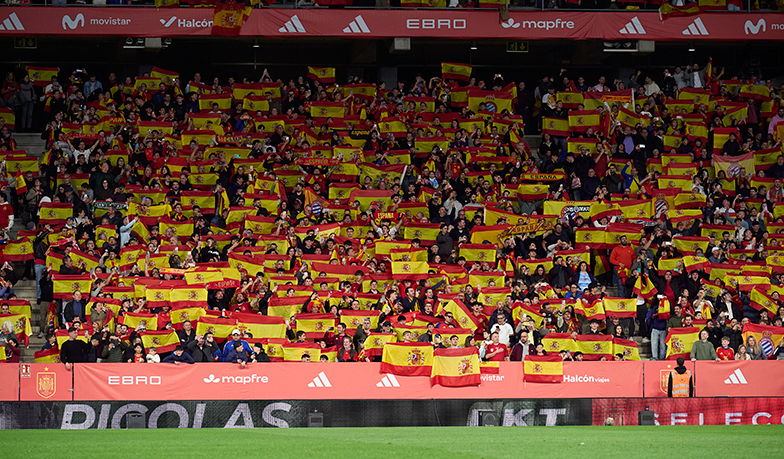 Skandaliczne okrzyki na RCDE Stadium: „Kto nie skacze, ten muzułmanin”