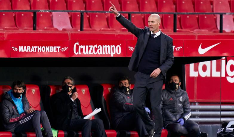 Foto: Zidane oddaje piłkę