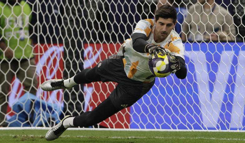 Foto: Courtois stanął w obronie chłopca do podawania piłek z Kataru [VIDEO]