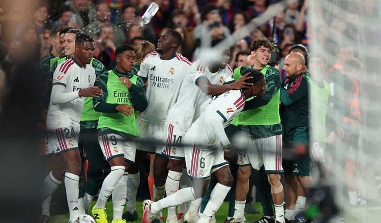 Piłkarze Realu Madryt zaatakowani przez kibiców Barcelony podczas świętowania gola [VIDEO]